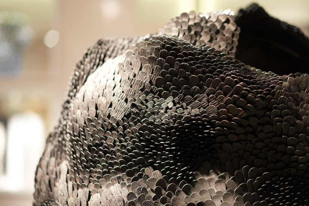 Nahaufnahme Textur aus vielen Schuppen Schwarzes Material Ausstellungsfotografie kamaka.info