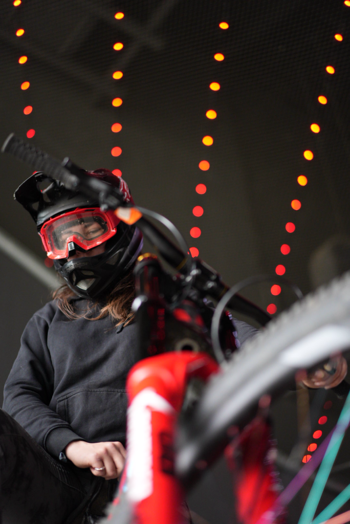 Konzeptfotografin Bonn: Dynamisches MTB Porträt für Action- und Sport-Lifestyle Marken.