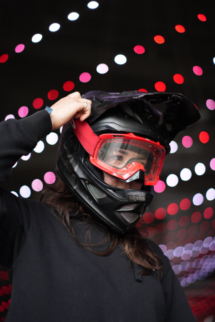 Konzeptfotografin Bonn: Detail-Aufnahme MTB Helm und Brille für Sport-Lifestyle Marken.