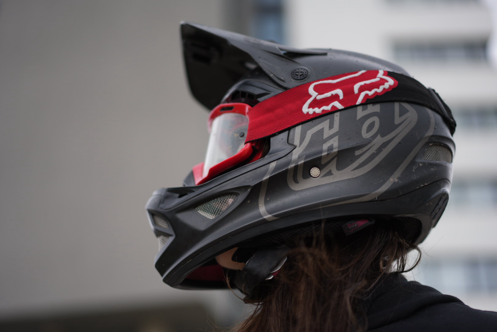 Konzeptfotografin Bonn: Dynamische MTB Fashion und Sportfotografie für Lifestyle Marken.