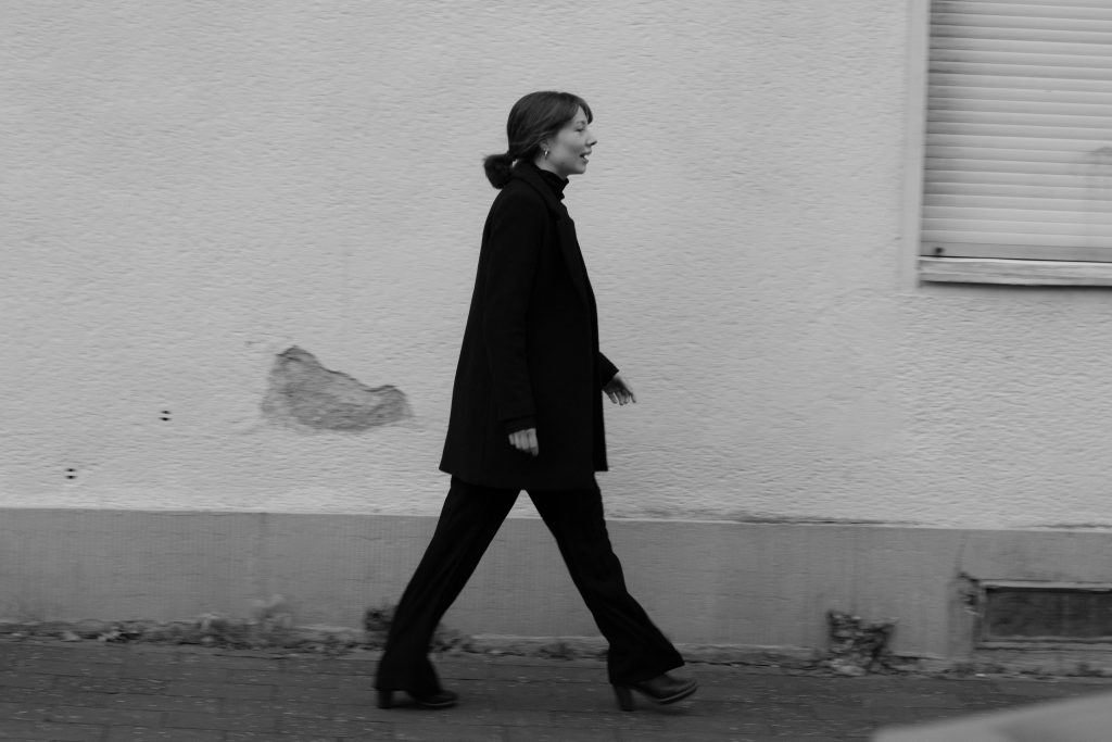 Schwarz-Weiß-Streetstyle-Foto einer Frau im schwarzen Outfit, aufgenommen für den Fashion Blog von Malin Kalwa