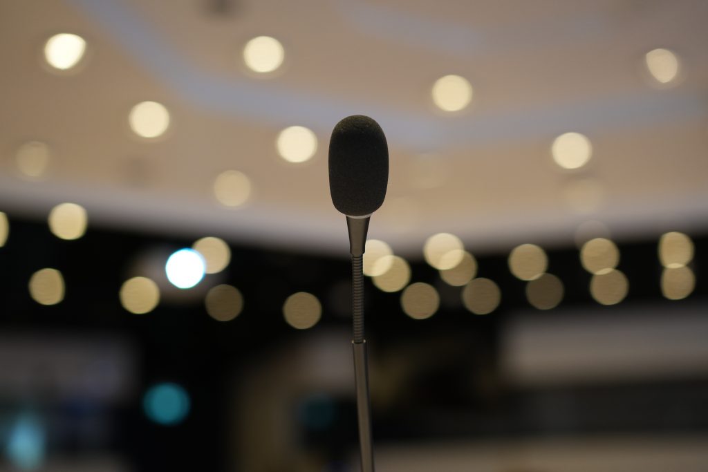 Mikrofon für Business-Events und Vorträge – Eventfotografie Bonn für Konferenzen und Redner.