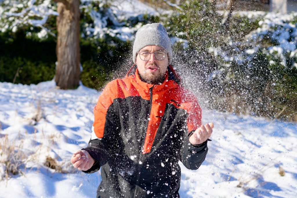 Dynamisches Outdoor-Portrait eines Mannes im Schnee, fotografiert von der professionellen Fotografin aus Bonn.