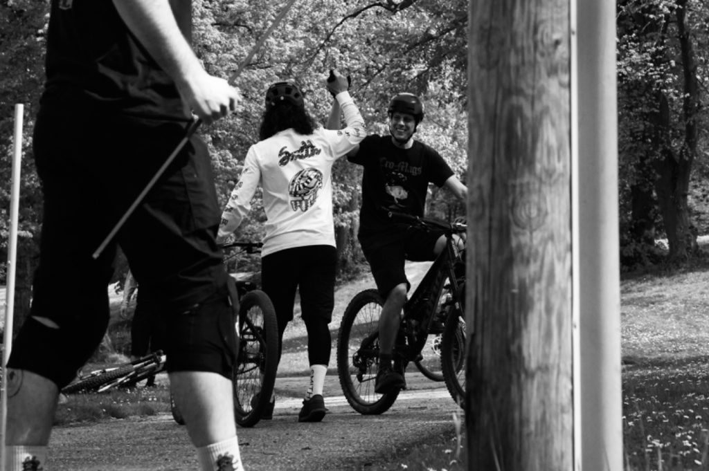 fotografin Bonn: Authentische Schwarz-Weiß-Reportage von Mountainbikern im Dialog für Outdoor-Brands.