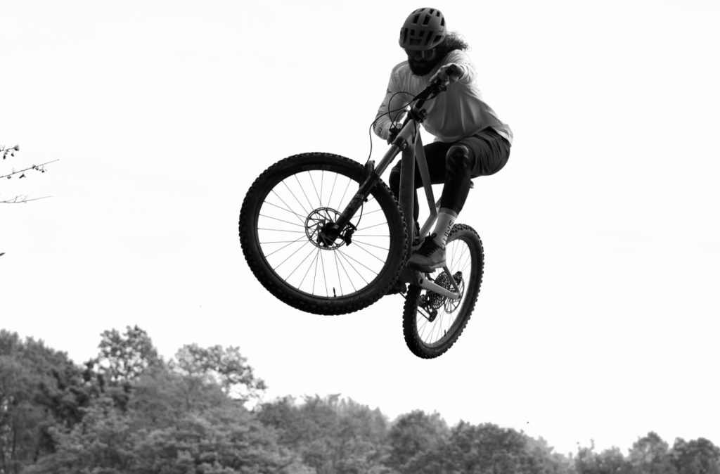 Fotografin Bonn: Schwarz-Weiß Action-Fotografie eines Mountainbike-Sprungs für MTB-Marken.