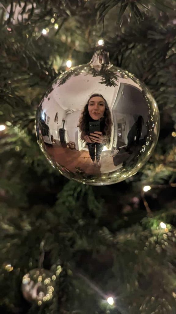 Selbstporträt Bonner Fotografin Malin Kalwa im Spiegelbild silberne Christbaumkugel kamaka.info