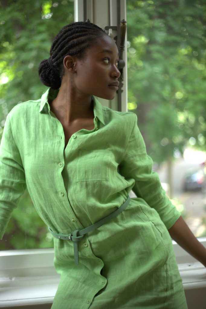 Konzeptionelle Brand-Fotografie nachhaltige Mode – Frau im Leinenkleid kamaka Bonn