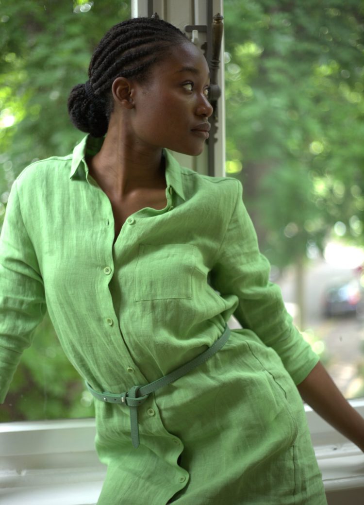 Konzeptionelle Brand-Fotografie nachhaltige Mode – Frau im Leinenkleid kamaka Bonn